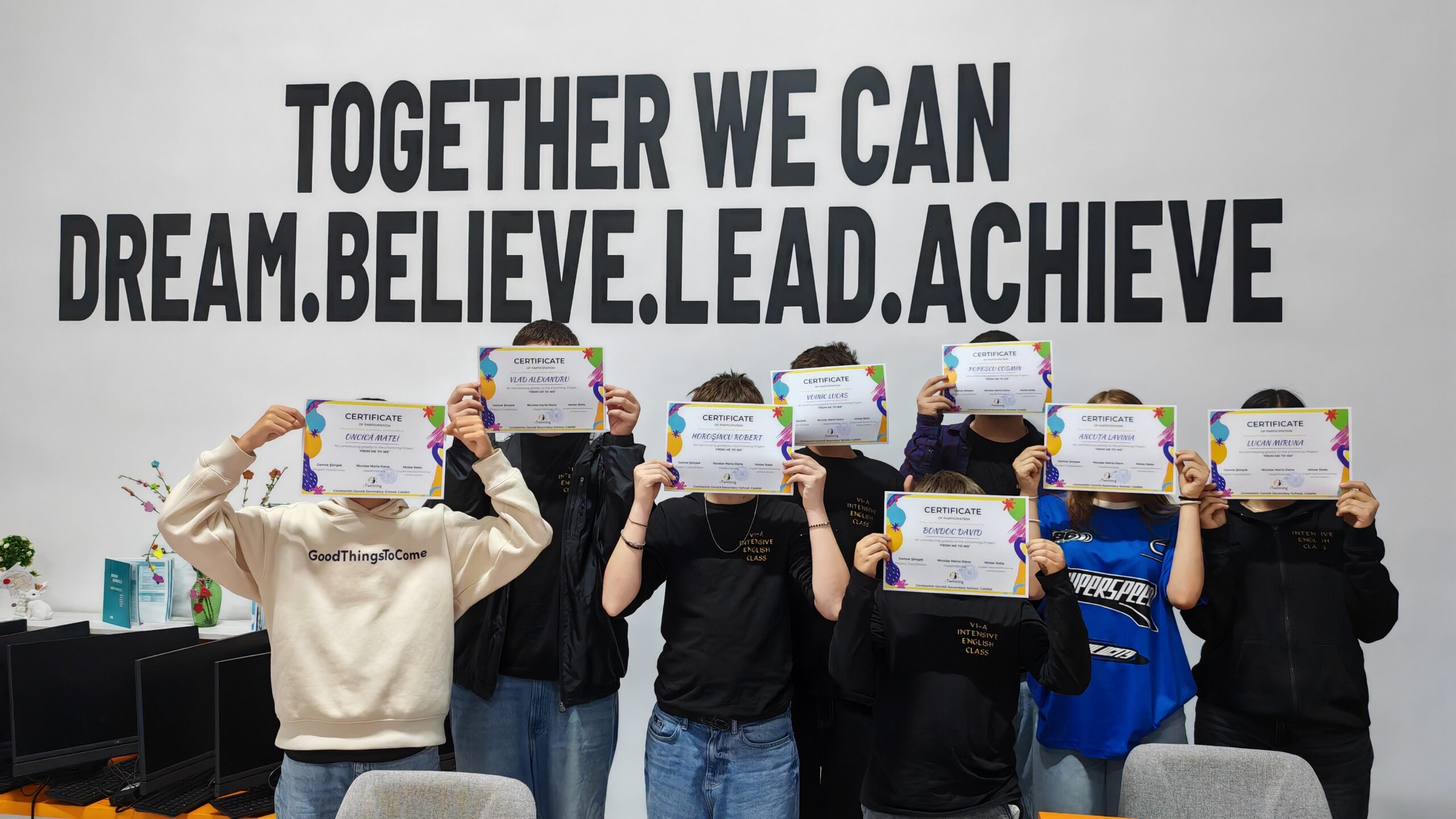 Elevi prezentând patrimoniul local